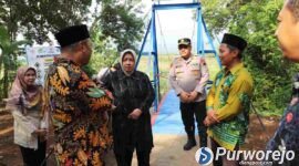 Bupati Purworejo, Yuli Hastuti meresmikan Jembatan Sungai Semawung.