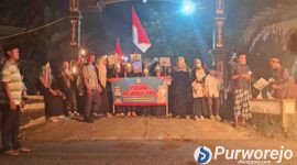 Ratusan santri dan warga Desa Ngampel sukses menggelar Pawai Obor Tahun Baru Islam 1448 H.