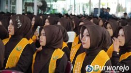 Para santri An-Nawawi berjan Purworejo mengikuti prosesi wisuda.