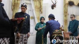 Bupati Purworejo Yuli Hastuti membuka secara resmi jalannya upacara adat dengan didampingi Wakil Bupati Dion Agasi Setiabudi.