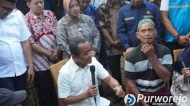 Menteri ESDM, Bahlil Lahadia saat menemui masyarakat Purworejo.