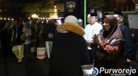Bupati Purworejo, Yuli Hastuti menyambut kedatangan jemaah haji di Pendopo Kabupaten.