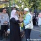 Bupati Purworejo, Yuli Hastuti memyambut kepulangan jemaah haji kloter 26. 