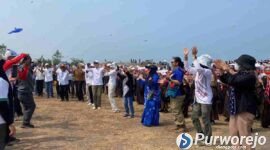 Ratusan siswa SMP Negeri 34 Purworejo sukses membawakan Tari Cingpoling massal. 