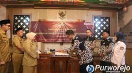 Penandatanganan nota kesepakatan KPU Purworejo dengan Pemerintah Kabupaten Purworejo.
