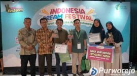Pendiri Warung Sembako Gratis untuk Anak Yatim, Yan Budi Nugroho, berhasil meraih penghargaan BesTeam Award 2026.