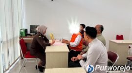 Tim Jaksa Penyidik Kejaksaan Negeri Purworejo menyerahkan tiga orang tersangka beserta sejumlah barang bukti ke Jaksa Penuntut Umum.