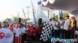 Bupati Purworejo Yuli Hastuti saat melepas langsung seluruh peserta jalan sehat Hari Koperasi.