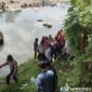 Petugas saat mengevakuasi remaja asal Tembakrejo yang ditemukan di Sungai Bogowonto.