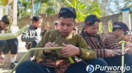 Siswa SMP 39 Purworejo diajak mengenal tradisi lokal.
