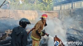 Petugas saat memadamkan kebakaran Bengkel Kayu Purworejo melanda ruang praktik di Condongsari, Kecamatan Banyuurip. Musibah ini terjadi pada Minggu (26/7/2026) sore hari.