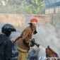 Petugas saat memadamkan kebakaran Bengkel Kayu Purworejo melanda ruang praktik di Condongsari, Kecamatan Banyuurip. Musibah ini terjadi pada Minggu (26/7/2026) sore hari.