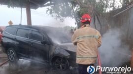 Petigas saat memadamkan mobil terbakar di Kutoarjo melanda kendaraan Toyota Rush pada Senin, 27 Juli 2026