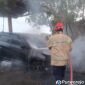 Petigas saat memadamkan mobil terbakar di Kutoarjo melanda kendaraan Toyota Rush pada Senin, 27 Juli 2026