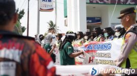 Ratusan warga menggelar aksi mendatangi kantor kejaksaan dan dewan untuk mendesak pengusutan dugaan korupsi Mini Zoo Purworejo secara tuntas.