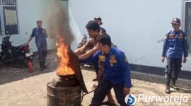 Warga Kelurahan Purworejo mengikuti pelatihan penanggulangan kebakaran.