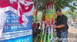 Ade, pedagang umbul umbul musiman di kemiri Purworejo yang berasal dari Sumedang.