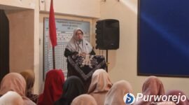 Bupati Purworejo Yuli Hastuti melantik pengurus Kopwan Srikandi periode baru.