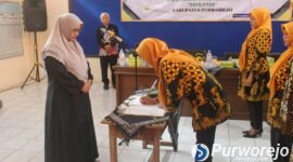 Bupati Yuli Hastuti mengukuhkan pengurus Kopwan Srikandi Kabupaten Purworejo periode 2026–2028.