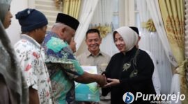 Proses penyerahan program bantuan RTLH dilakukan secara simbolis oleh Bupati Purworejo Yuli Hastuti pada Sabtu, 8 Agustus 2026.