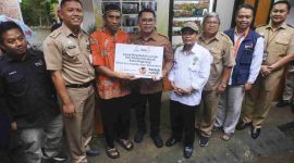 Wali Kota Magelang, Damar Prasetyono saat memberikan bantuan.