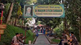 Para peziarah sedang beristirahat di lokasi kawasan Gunung Tidar, Kota Magelang, Jawa Tengah.