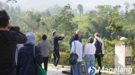 Rombongan Kedubes Perancis saat meninjau Gunung Merapi.