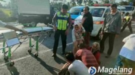 Satlantas Polresta Magelang bersama Polsek Secang mengevakuasi korban kecelakaan.