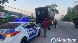 Pihak kepolisian saat mengevakuasi truk mengalami kecelakaan tunggal di Magelang.
