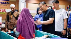 Gubernur Jateng Ahmad Luthfi meninjau pasien di rumah sakit.