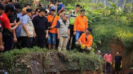 Gubernur Jateng Ahmad Luthfi saat meninjau lokasi bencana di Ungaran, Semarang pada Selasa (17/2/2026).