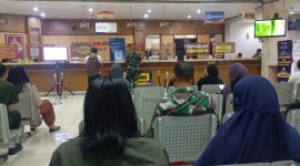 Warga di Jawa Tengah saat membayar pajak kendaraan di Sansat 