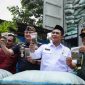Wakil Gubernur Jawa Tengah, Taj Yasin Maimoen menunjukan barang bukti kasus penyelundupan 90,2 Ton Kratom di Pelabuhan Tanjung Emas Semarang.
