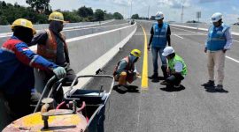 Para pekerja sedang melakukan pekerjaan di Tol Bawen - Ambarawa.