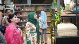 Ketua Dekranasda Jawa Tengah Nawal Arafah Yasin saat mengunjungi Naruna Ceramic Salatiga.