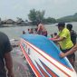 Perahu nelayan bernama MM Maju yang terbalik dan tenggelam setelah dihantam gelombang besar saat hendak melaut.