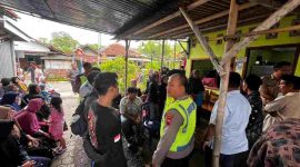 Petugas Kepolisian melakukan olah TKP pria tewas tersengat listrik di Buayan, Kebumen.