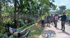 Petugas kepolisian melakukan olah tkp penemuan jenazah di buayan.