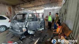 Kepolisian melakukan olah tkp peristiwa nobil pikap terbakar di Pejagoan, Kebumen.