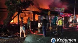 Peristiwa kebakaran toko di Kebumen menghanguskan warung makan dan toko kelontong.