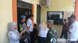 Aparat gabungan dari Polres Kebumen evakuasi ODGJ berinisial R berusia tiga puluh delapan tahun. 