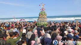 Ribuan warga dan wisatawan memadati Pantai Heppiii (Happy) baru-baru ini. Objek wisata ini terletak di Desa Ayamputih, Kecamatan Buluspesantren, Kabupaten Kebumen.