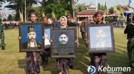 Foto bupati dari masa ke masa di bawa saat peringatan Hari Jadi Kebumen.