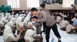 Polres Kebumen membekali ratusan siswa SMA Pejagoan dengan pemahaman literasi AI pada Selasa, 11 Agustus 2026.