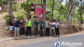 Polres Kebumen bersama Perum Perhutani memasang papan imbauan di kawasan RPH Karanggayam pada Selasa, 11 Agustus 2026.
