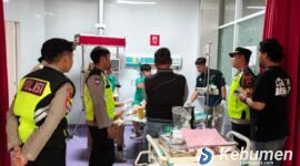 Pihak kepolisian saat membawa tersangka ke rumah sakit kejiwaan.