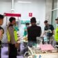 Pihak kepolisian saat membawa tersangka ke rumah sakit kejiwaan.